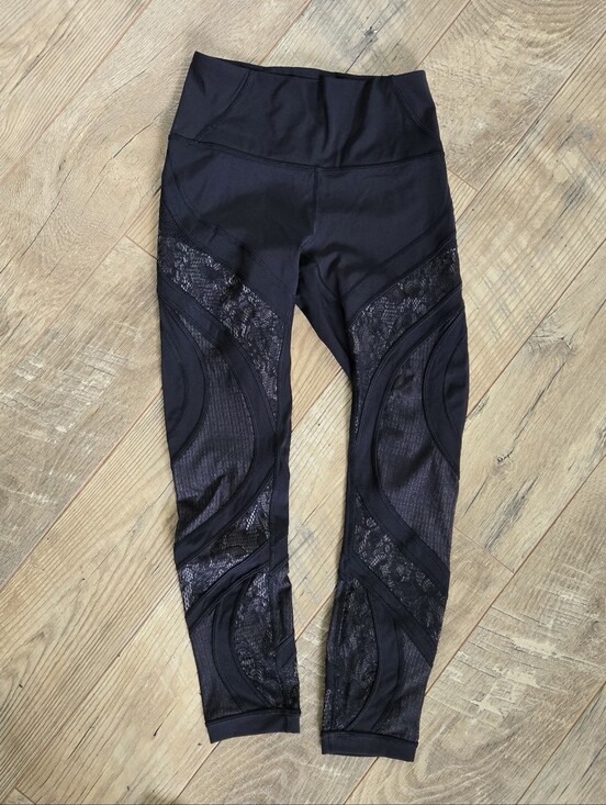 lululemon athletica Pants - Lululemon Womens Black Wunder Under High Rise Tights / Leggings With Lace Size 6